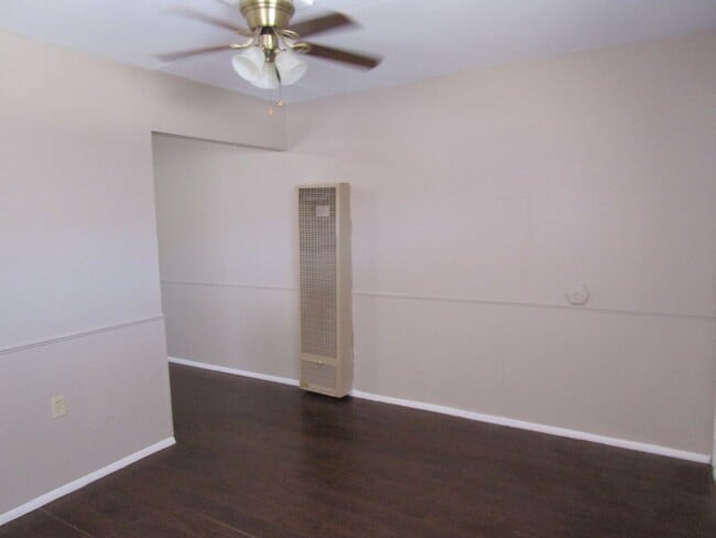 Building Photo - Duplex Across from SWOSU
