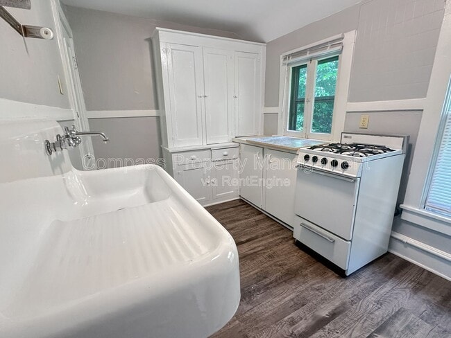 Building Photo - 642 Cherry St SE