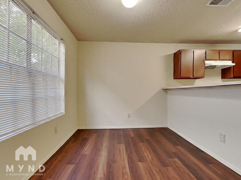 Building Photo - 2214 Creekside Ln
