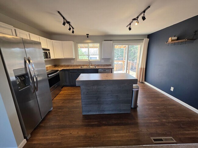 Building Photo - Beautiful 4 Bed, 2 Bath Home In The Heart Of Colorado Springs!!!