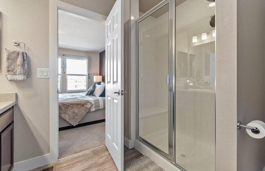 Mastersuite bathroom - 16154 E 47th Dr