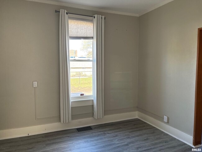 Building Photo - 901 NE Glen Oak Ave