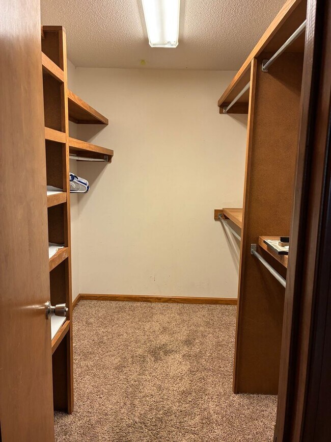 Building Photo - River Oaks Commons Condo 2 bedroom Plus Office and Garage