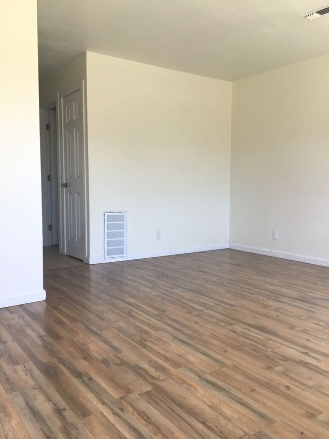 Building Photo - Townhouse Available