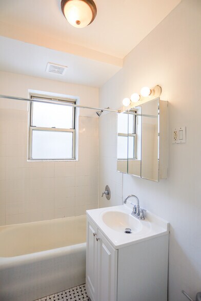 Building Photo - 2211 W Farwell Ave