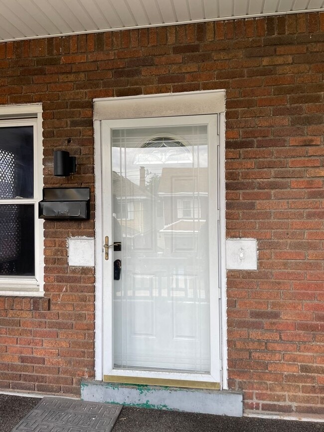 Building Photo - Available April 2026 - 2 Bedroom Home in Dormont w/ Central AC and Off-Street Parking Pad!