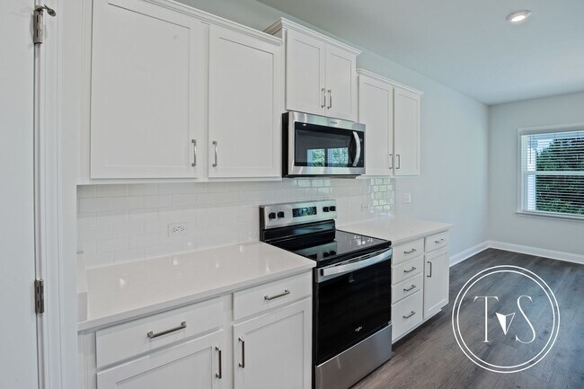 Building Photo - RATE DROP ALERT (was $3500/month) and SUMM...