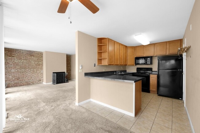 Building Photo - One Bed One Bath Four Lakes