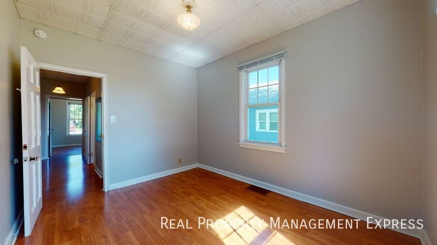 Building Photo - Renovated 2 Bedroom 1 Bathroom Home w/ Sin...