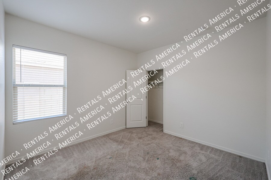 Building Photo - 5720 W Sunrise Dr