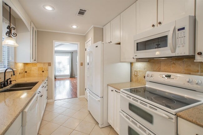 Building Photo - 19 Lancelot Ln