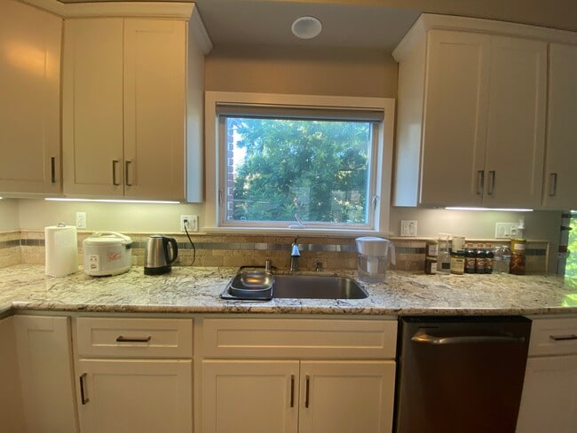 Building Photo - 423 Willow Glen Ct