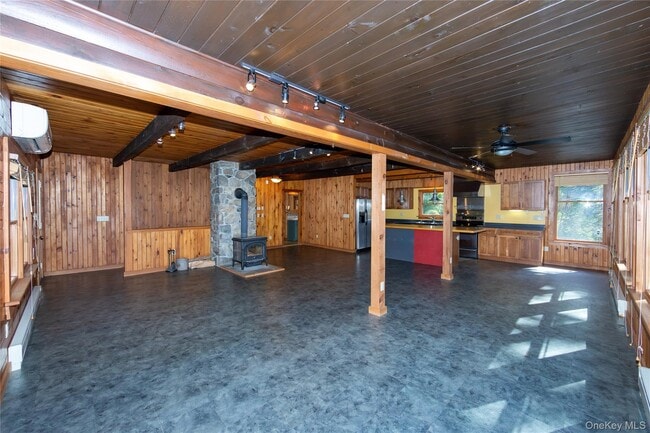 Building Photo - 559 Quaker Hill Rd