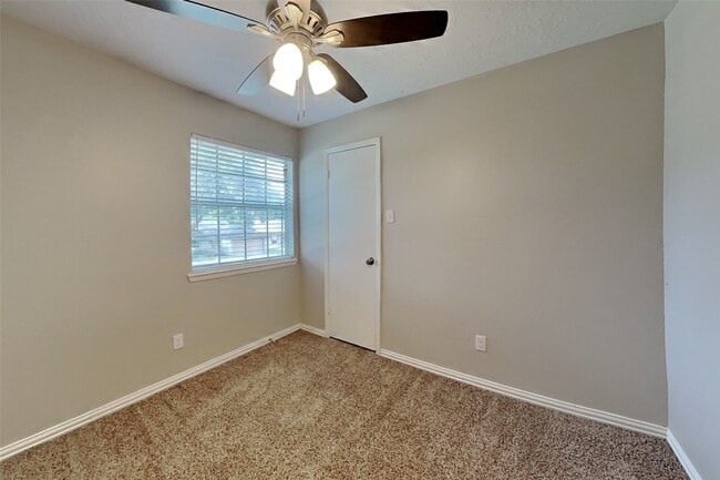 Building Photo - 15506 Swan Creek Dr