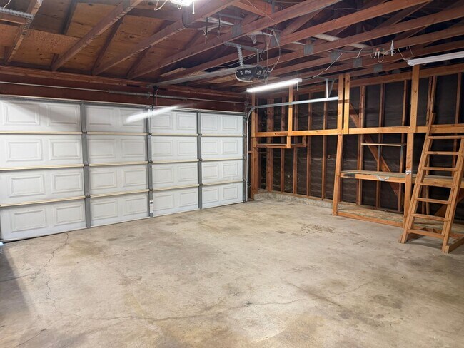Building Photo - 6250 Mockingbird St