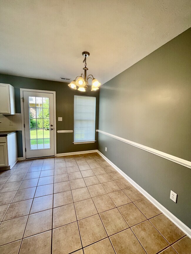 Building Photo - 1031 Middle View Dr