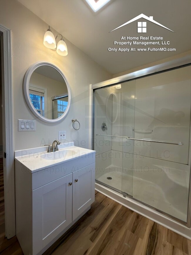 Building Photo - 703 W 7th St