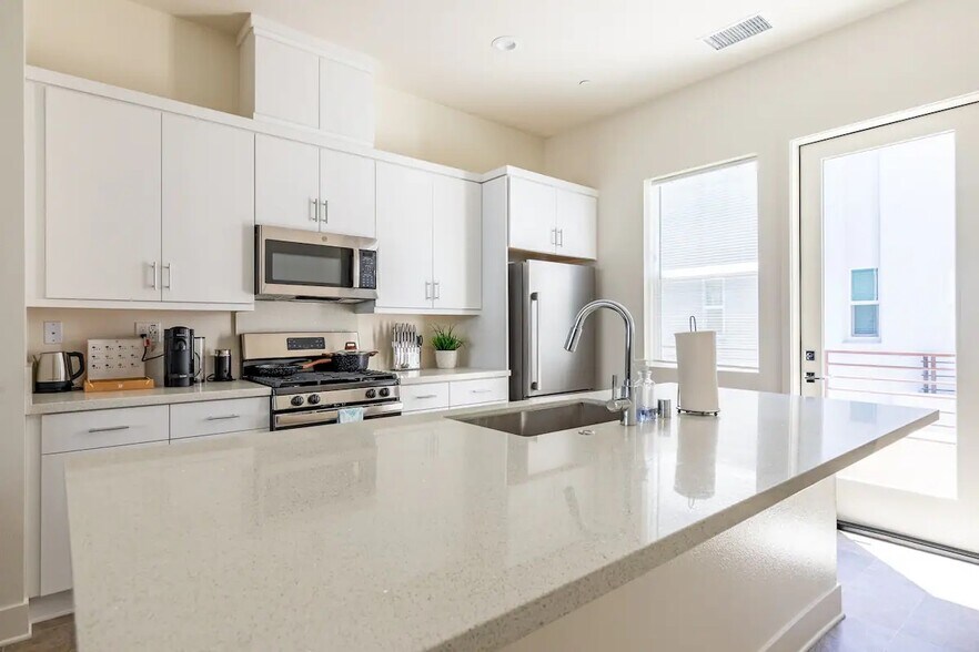 Building Photo - 927 E Mason Ln