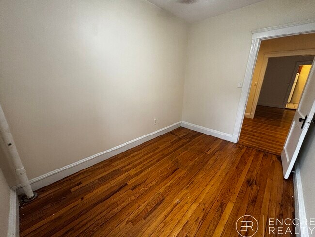 Building Photo - 240 Kelton St