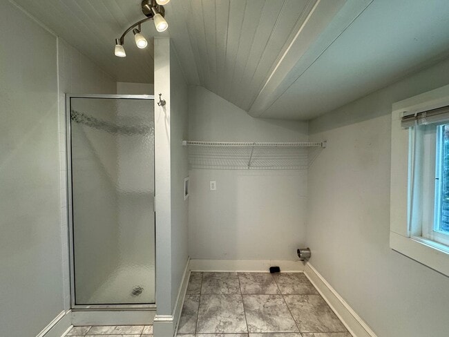 Building Photo - North AVL - Updated Spacious 2/2 Home