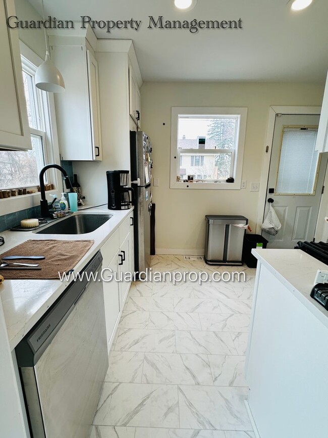 Building Photo - St Louis Park Single Family Home, Dishwash...