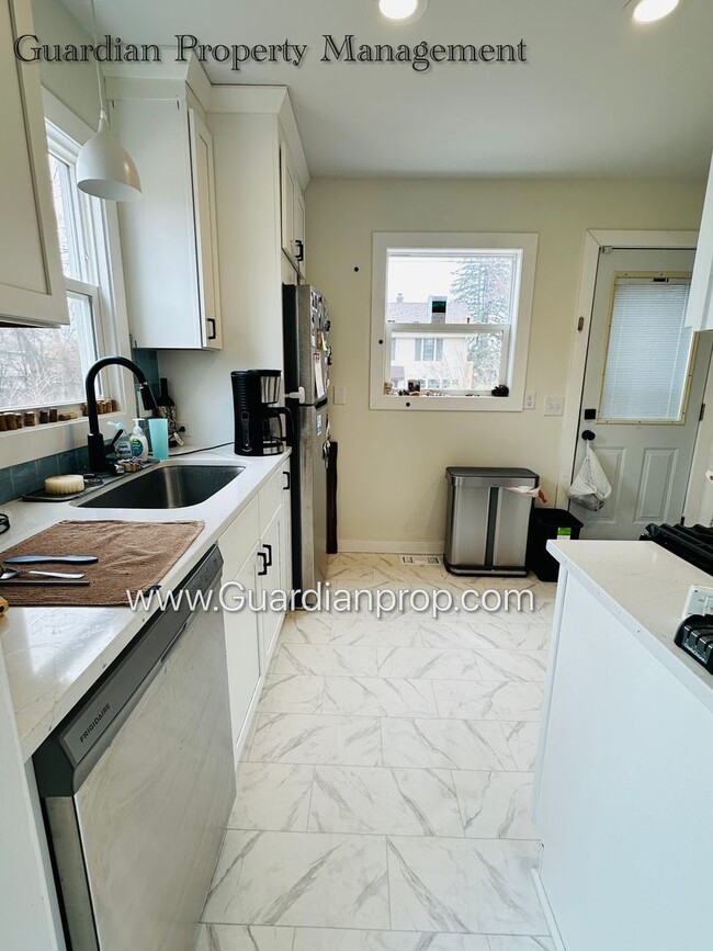 Building Photo - St Louis Park Single Family Home, Dishwasher, Garage, Patio