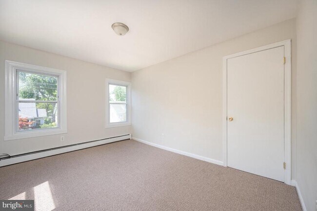 Building Photo - 207 E Nelson Ave