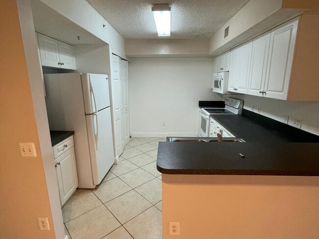 Building Photo - 2 Bedroom Condo in Pembroke Pines