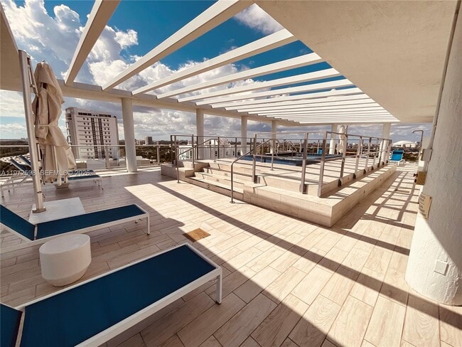 Building Photo - 1600 SW 1st Ave