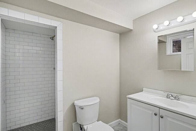 Building Photo - Front Unit - Duplex - 4bed 2bath - Finished Basement!