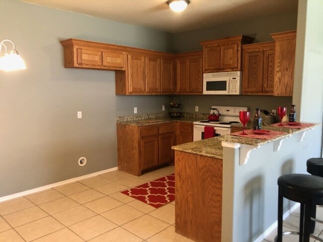 Building Photo - $200 off your move in by May 15th! Located in Edgewood Manor and in Mustang School District!, Nea...