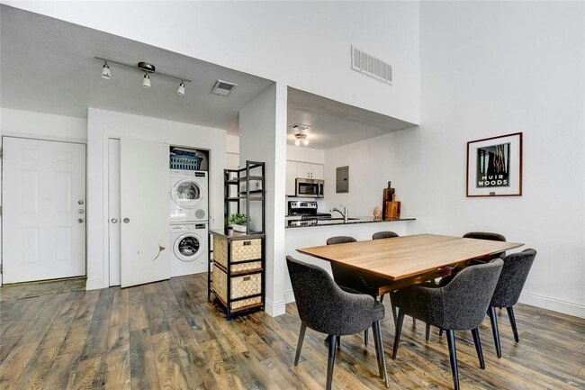 Building Photo - 1818 S Lakeshore Blvd