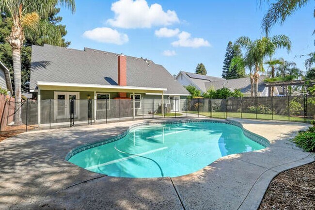 Building Photo - Spacious 5-Bedroom Home with Pool in NE Fr...