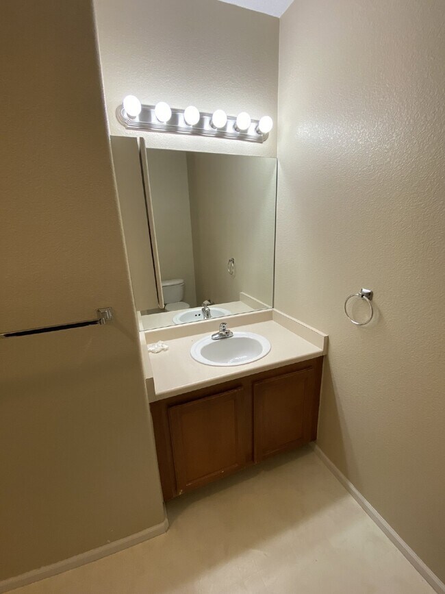 Building Photo - $500 OFF YOUR FIRST MONTHS RENT! Don't Miss This 3BR/ 2BA Condo with 1 car garage @ Creek Side In...