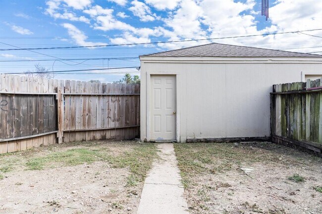 Building Photo - 7123 S Gessner Rd