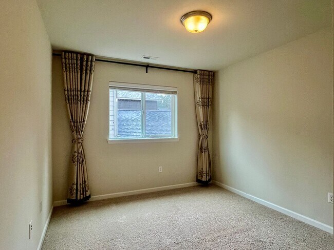 Building Photo - Spacious 5-Bedroom Home for Rent in Kenmore