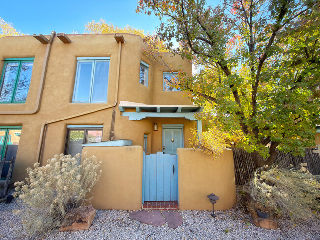 Building Photo - 624 Galisteo St