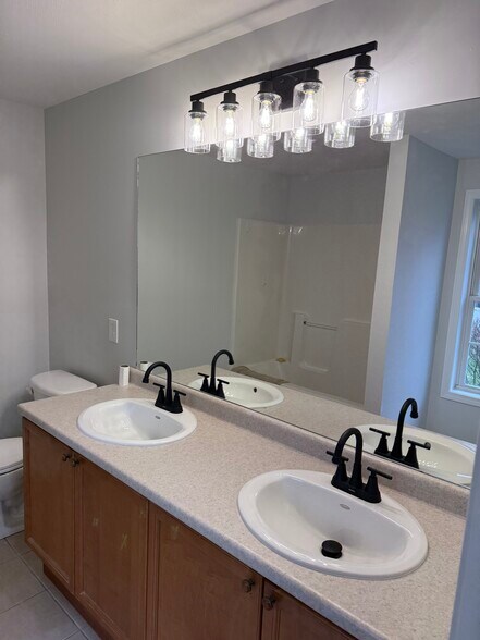 Building Photo - 16 Crestview Cir