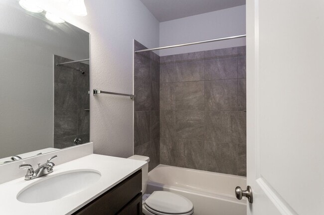 Building Photo - Comfort Meets Style – 3BR/2BA Home in Manor!