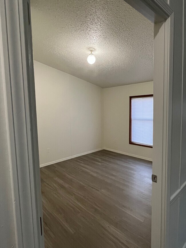 Bedroom #2 w/closet - 2485 Crest Ave