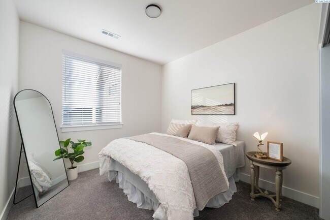 Building Photo - Generational suite w/separate entrance!