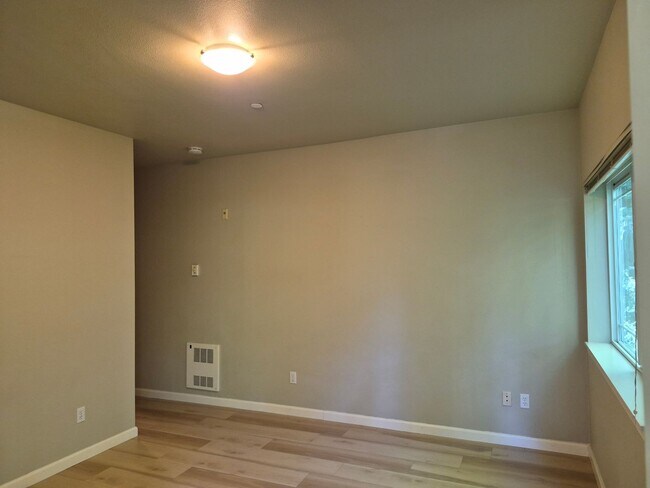 Building Photo - 15000 Juanita Dr NE