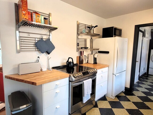 Building Photo - Charming Single-level Home, Fully Furnished + WIFI. Convenient NE Location! Pilot Butte, Downtown.