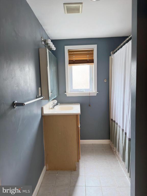 Building Photo - 1525 Montrose St