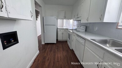 Building Photo - Plainview Apartments 3 Bedroom 2 Bath - Ca...