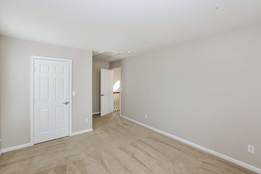 Building Photo - 9908 Spring Park Dr