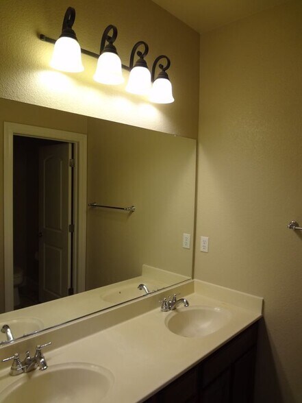 Building Photo - 1123 Montague Ln