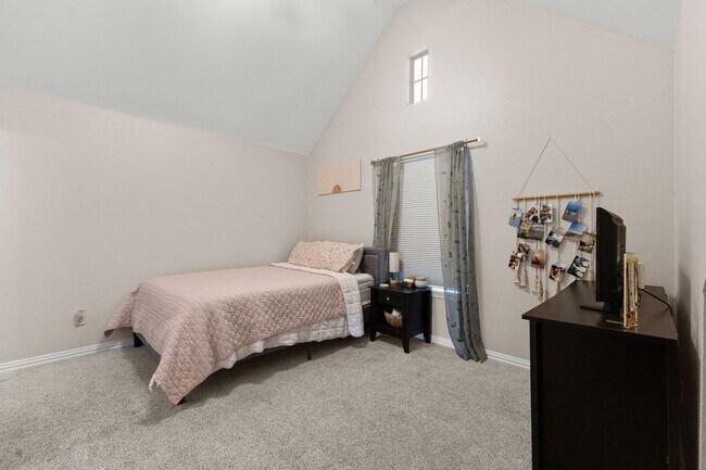 Building Photo - 3 Bed Available at Waterwood Townhome Complex!