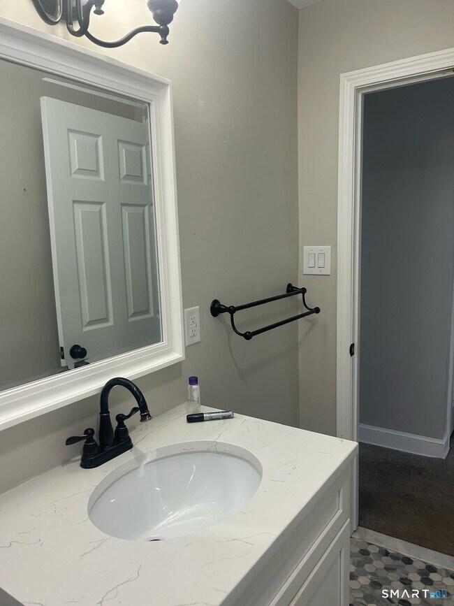 Building Photo - 82 Middlefield Ave