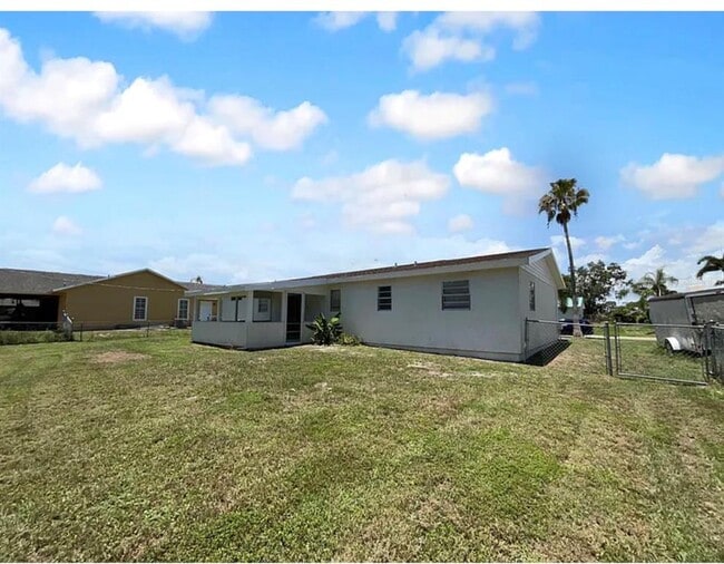 Building Photo - 1541 SW Curry St